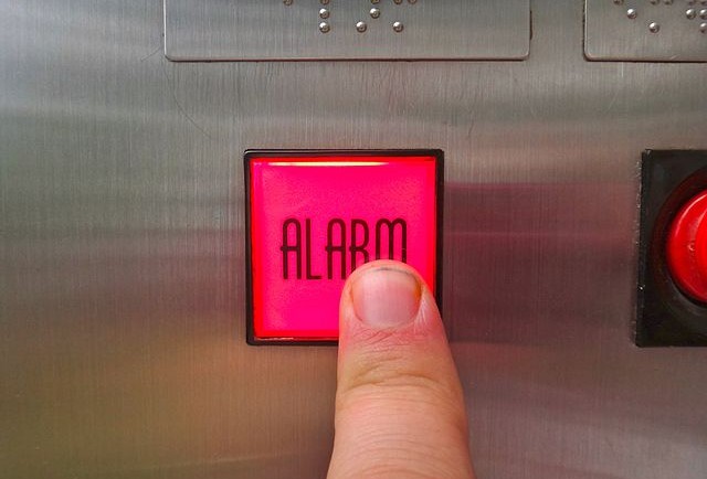 640px-Ringing_the_elevator_alarm